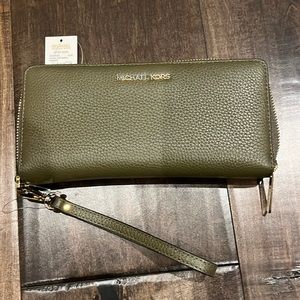 **NEW** michael Kors Wristlet Wallet - Olive Green